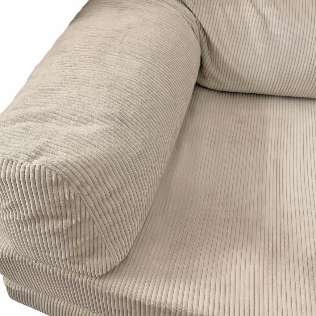 Fluffige Armlehnen beim Louner Schlafsofa gefüllt mit Kaltschaumflocken